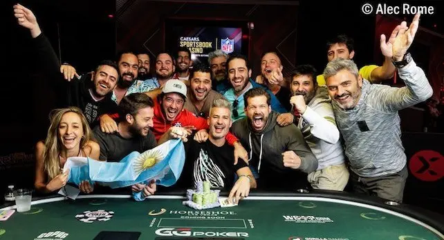 Nacho Barbero celebra su brazalete WSOP 2022 con una bandera argentina