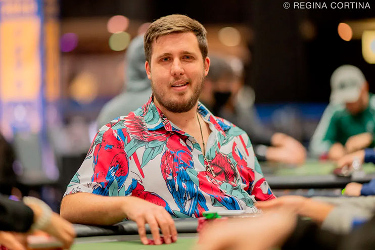 Christian Roberts Presentarse a Las Diferentes Competencias Con Un Tropical Colorido En Sus Atuendos